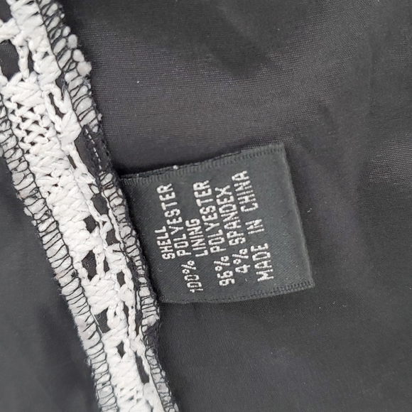 Adrianna Papell Crochet Overlay Ivory and Black Lace Short Sleeve Shift Dress 4 - Picture 6 of 6